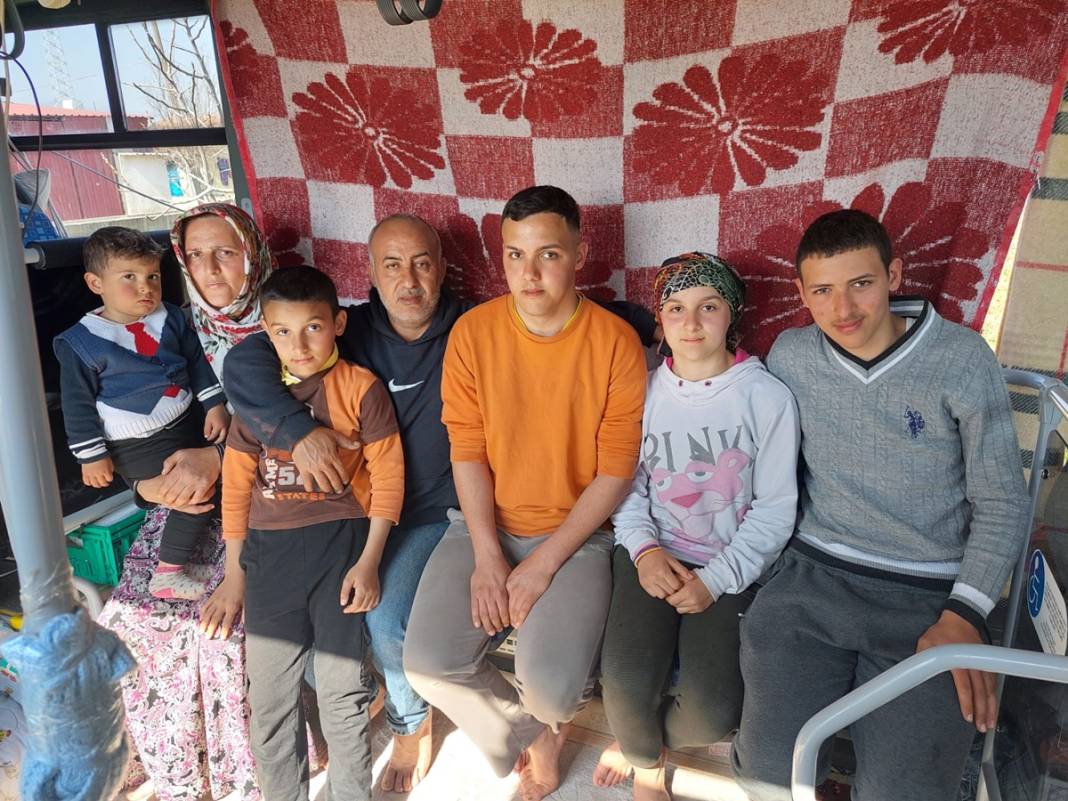 Depremde evleri ağır hasar alınca bu çözümü buldular... Görenlere tebessüm ettirdi 1